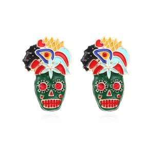 Bunte mexikanische Totenkopf-Ohrstecker mit floralem Emaille und roten Kristallaugen