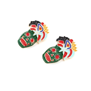 Totenkopf-Ohrringe mit bunter Emaille und roten Strasssteinen im mexikanischen Dia de los Muertos Stil
