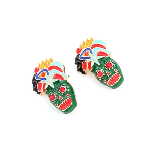 Nahaufnahme von mexikanischen Calavera-Ohrringen mit bunter Emaille und Strasssteinen