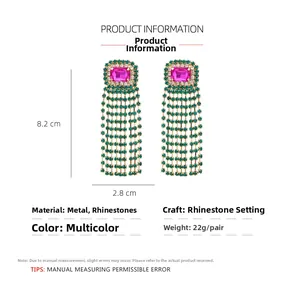 Vue détaillée des boucles d'oreilles pompons en strass avec dimensions 8,2 cm x 2,8 cm