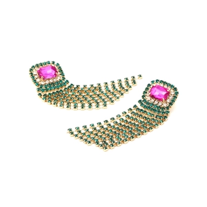 Vue détaillée de boucles d'oreilles à pampilles avec pierre rose et chaînes en strass verts