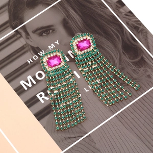 Boucles d'oreilles luxueuses avec gemme rose et franges de strass verts élégants