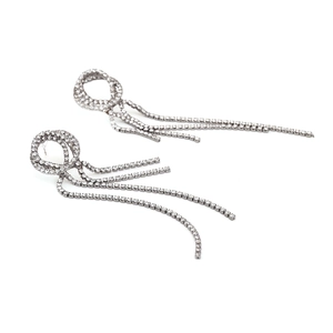 Boucles d'oreilles longues à pompon argenté avec strass brillants et design cerceau