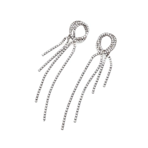 Boucles d'oreilles pendantes à pampilles argentées avec strass brillants sur fond blanc