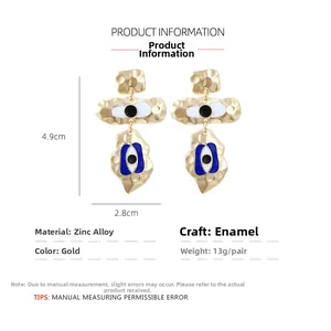 Détail de boucles d'oreilles œil porte-bonheur dorées avec dimensions 4,9cm x 2,8cm et poids