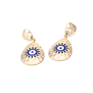 Detailansicht goldener Hammerschlag-Ohrhänger mit blauem Emaille-Auge-Motiv