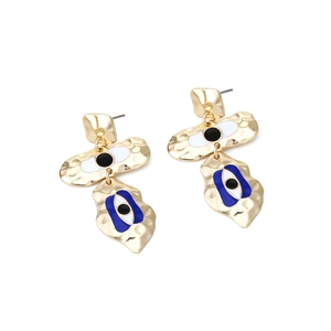 Boucles d'oreilles pendantes œil maléfique en émail doré avec texture martelée sur blanc