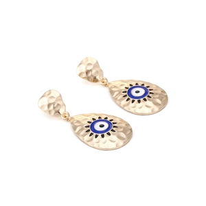 Retro Hammerschlag-Ohrhänger in Gold mit Emaille-Auge auf weißem Hintergrund