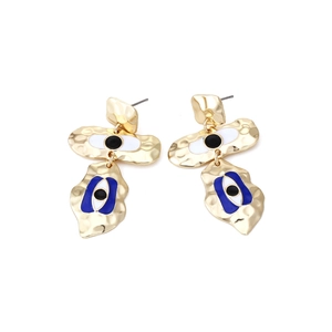 Boucles d'oreilles pendantes dorées martelées avec motif œil bleu en émail sur blanc