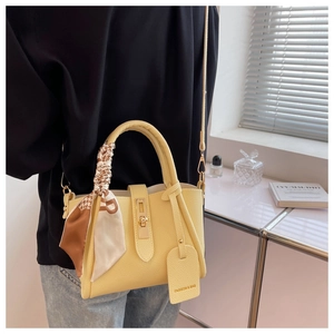 Sac seau en cuir grainé jaune pâle avec fermoir tournant doré et foulard en soie