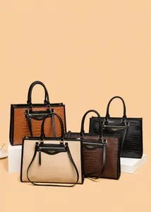 Détail de sacs cabas à motif crocodile en noir, marron, beige et couleur café foncé