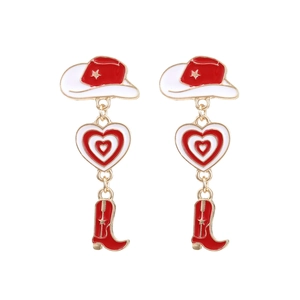 Dettaglio di orecchini a stivale e cappello da cowboy con motivi a cuore rosso