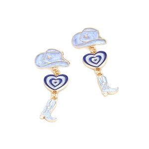 Dettaglio di orecchini a cappello e stivale da cowboy con smalto blu e cuore dorato