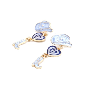 Dettaglio orecchini a forma di cappello e stivale da cowboy con smalto blu marmorizzato
