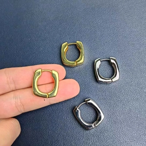 Boucles d'oreilles carrées minimalistes en forme de U en finitions or et argent