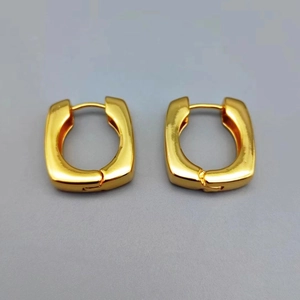 Vue détaillée de boucles d'oreilles huggie carrées plaquées or 18K au fini miroir poli