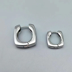 Détail de créoles carrées en argent poli en deux tailles avec une finition miroir
