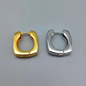 Détails de boucles d'oreilles créoles carrées aux finitions or et argent polies