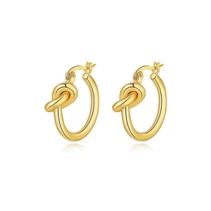 Dettaglio macro di orecchini a cerchio con nodo in oro 18K con finitura lucida e chiusura