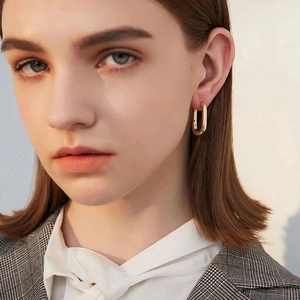 Boucles d'oreilles géométriques en or 18 carats en forme de U pour un style minimaliste