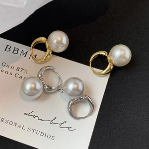 French vintage hoop earrings with white pearls in gold and silver finish, 45-degree view