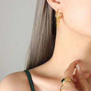 Boucles d'oreilles chic en lave dorée pour femmes avec une esthétique de métal liquide luxe
