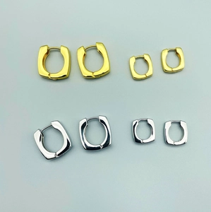 Boucles d'Oreilles Créoles Carrées en Cuivre Plaqué Or 18K Minimalistes Géométriques en Métal pour Femmes Bijoux d'Oreille Modernes