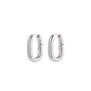 Boucles d'oreilles créoles ovales argentées minimalistes avec une finition métal polie