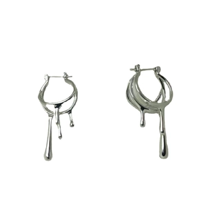 Boucles d'oreilles irrégulières en forme de lave argentée au design métal liquide