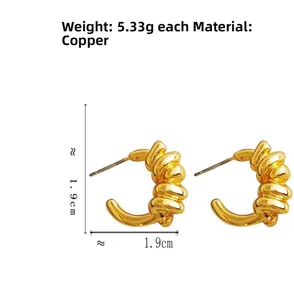 Vue détaillée des boucles d'oreilles en cuivre plaqué or 18K avec design torsadé