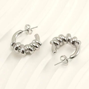 Boucles d'oreilles créoles torsadées argentées avec texture spirale pour un style moderne