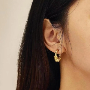 Boucle d'oreille créole torsadée en plaqué or 18 carats au design croissant minimaliste