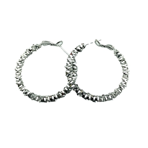 Boucles d'oreilles créoles argentées texturées avec design tressé et fermoir sécurisé