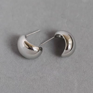 Orecchini a perno semicircolari color argento con finitura a specchio lucida