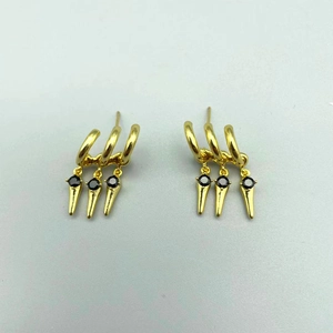 Boucles d'oreilles dorées à triple anneau avec pendentifs en pierres noires style punk