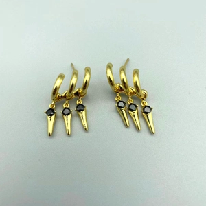 Élégantes boucles d'oreilles dorées à triple créoles avec pierres précieuses noires