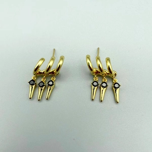 Boucles d'oreilles anneaux dorés avec pointes en zircon noir au style géométrique chic