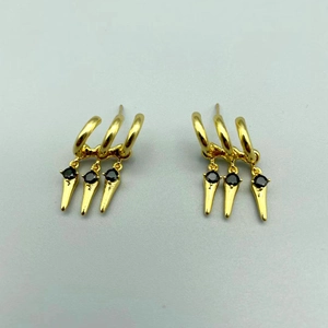 Boucles d'oreilles géométriques à trois anneaux et pierres noires en finition dorée
