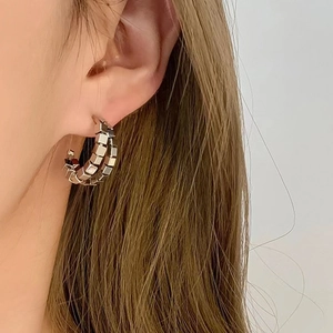 Boucles d'oreilles créoles C en argent géométrique avec texture carrée moderne