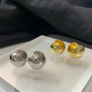 Gros plan détaillé de boucles d'oreilles sphériques minimalistes en or et argent