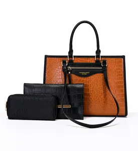 Ensemble 3 pièces avec sac cabas motif crocodile kaki, pochette enveloppe et portefeuille