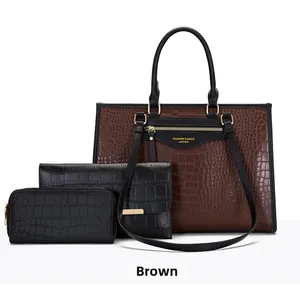 Détail de l'ensemble trois pièces avec sac cabas marron à motif croco et pochette