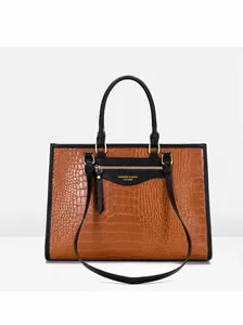 Vue détaillée du sac cabas marron à motif crocodile avec anses noires et boucles dorées