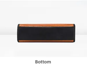 Vue détaillée du fond du sac en texture crocodile marron et similicuir noir mat