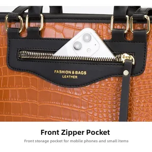 Gros plan du sac marron à motif crocodile avec poche zippée pour ranger un smartphone