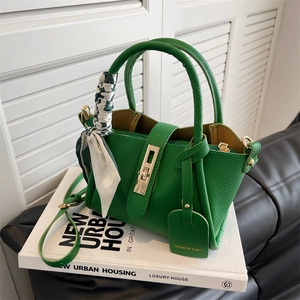 Sac seau en cuir grainé vert avec fermoir doré et poignée ornée d'un foulard