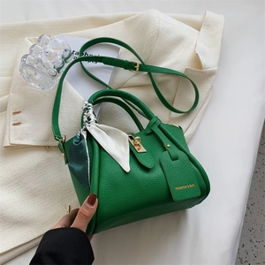 Sac seau en cuir vert avec poignée en foulard de soie et fermoir rotatif doré
