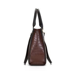 Vue latérale du sac à main en relief crocodile marron foncé avec finitions noires