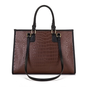 Sac cabas marron foncé à motif crocodile avec anses noires contrastées et métal doré