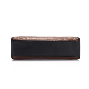 Vue de dessous du sac à main en cuir embossé crocodile avec détails noirs